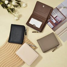 画像をギャラリービューアに読み込む, 【2026春のビッグセール開催！】紙幣と小銭を収納できる本革の三つ折り財布。お札と小銭のポケットが同じ方向を向いているので、コンパクトでスタイリッシュなので、ギフトにも最適です。

